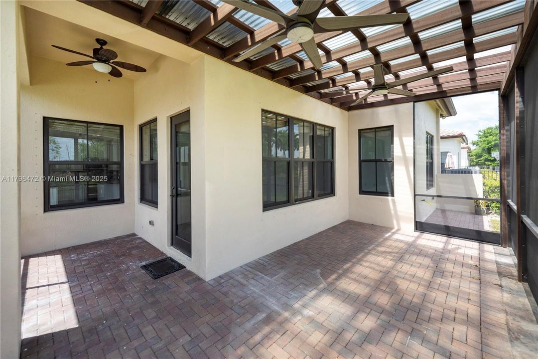 En Venta: $1,200,000 (4 camas, 3 baños, 2320 Pies cuadrados)