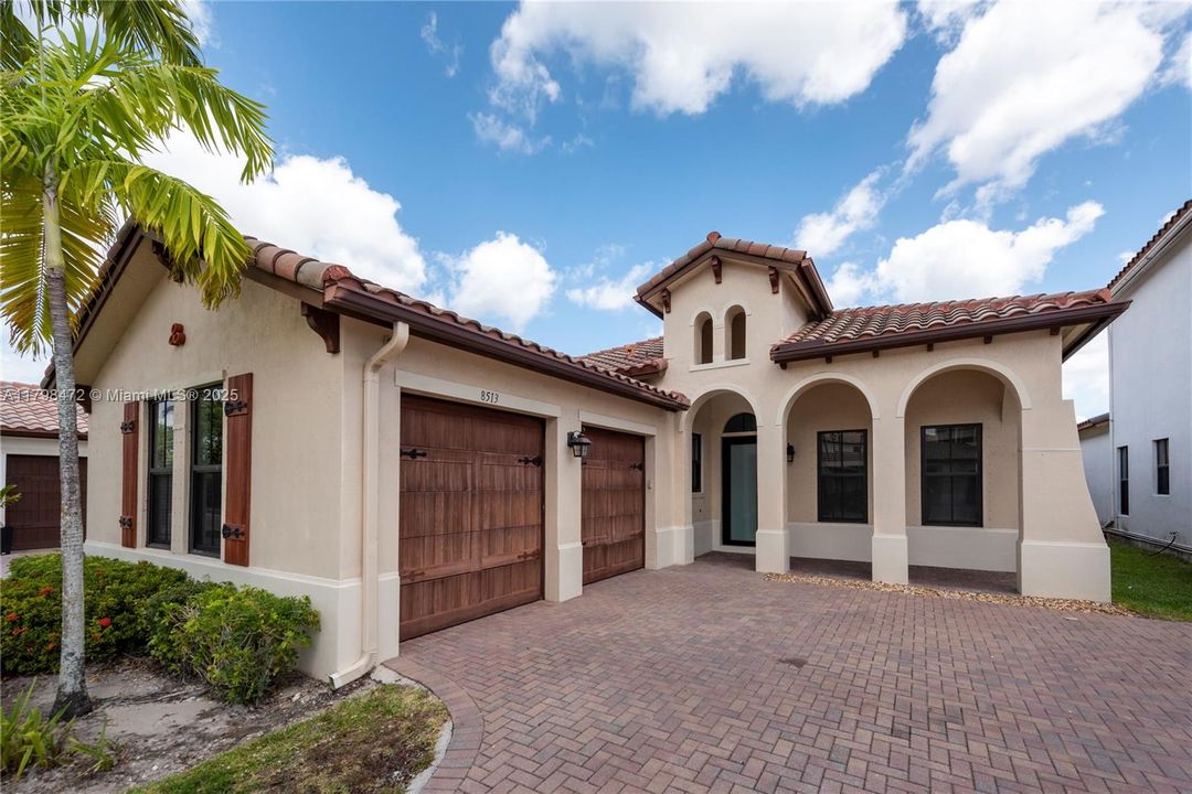 En Venta: $1,200,000 (4 camas, 3 baños, 2320 Pies cuadrados)