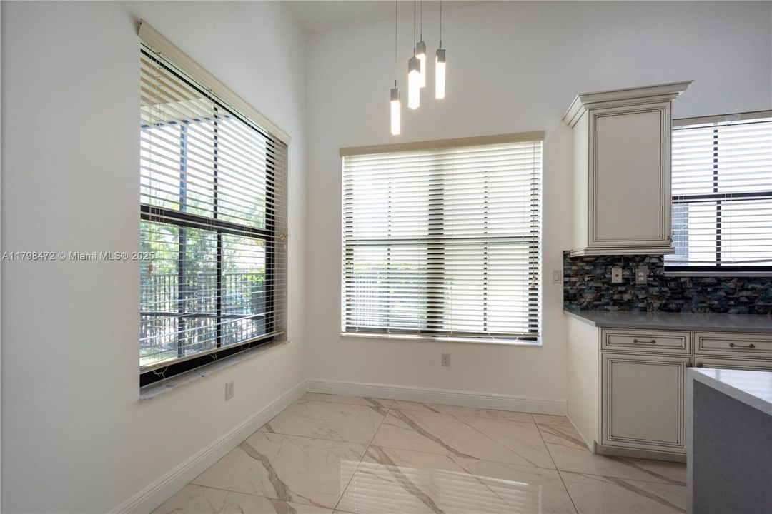 En Venta: $1,200,000 (4 camas, 3 baños, 2320 Pies cuadrados)