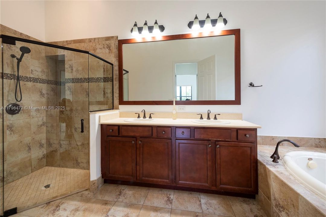 En Venta: $1,200,000 (4 camas, 3 baños, 2320 Pies cuadrados)