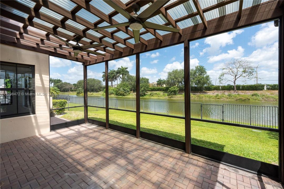 En Venta: $1,200,000 (4 camas, 3 baños, 2320 Pies cuadrados)