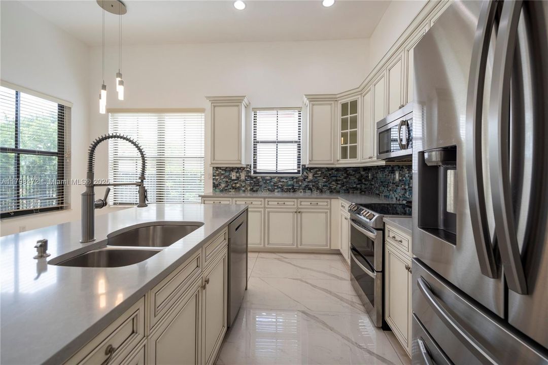 En Venta: $1,200,000 (4 camas, 3 baños, 2320 Pies cuadrados)