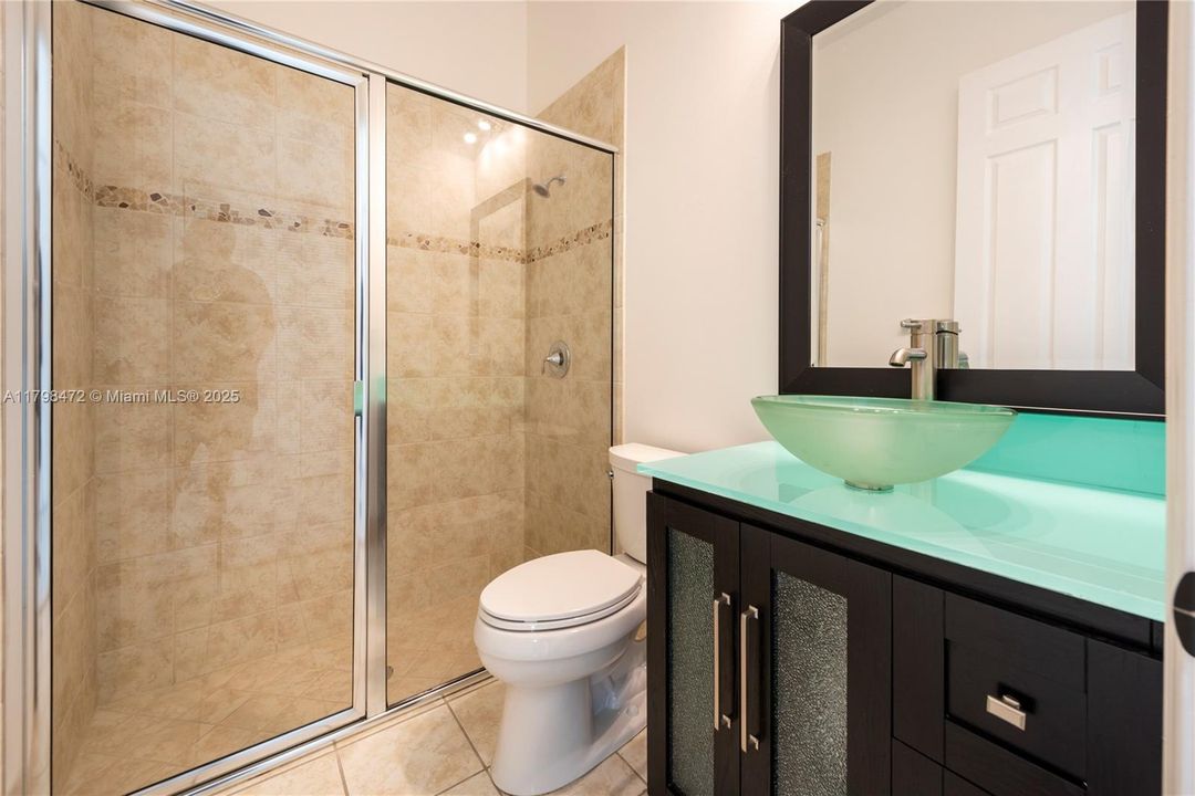 En Venta: $1,200,000 (4 camas, 3 baños, 2320 Pies cuadrados)