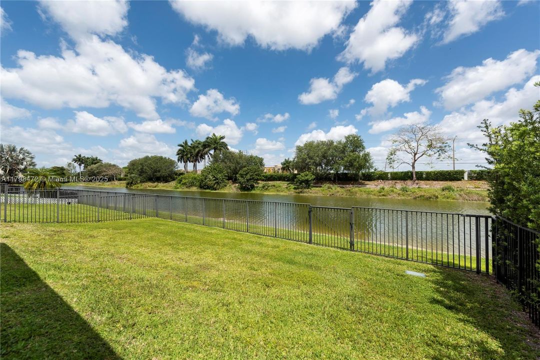 En Venta: $1,200,000 (4 camas, 3 baños, 2320 Pies cuadrados)