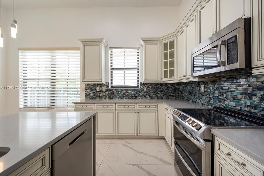 En Venta: $1,200,000 (4 camas, 3 baños, 2320 Pies cuadrados)