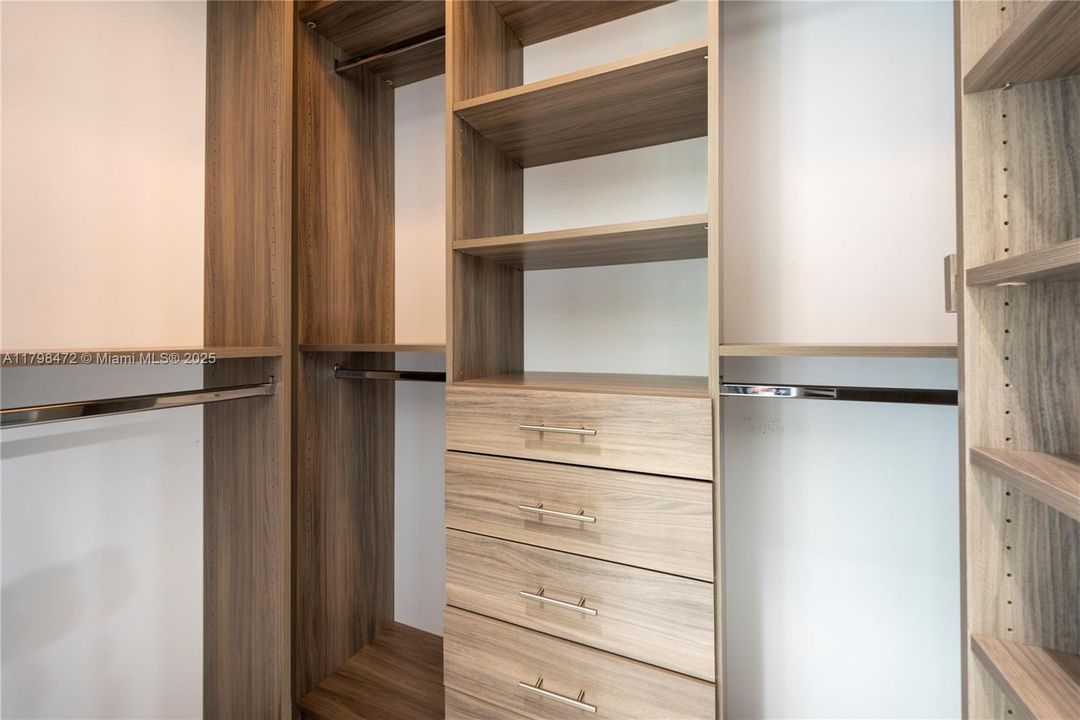 En Venta: $1,200,000 (4 camas, 3 baños, 2320 Pies cuadrados)