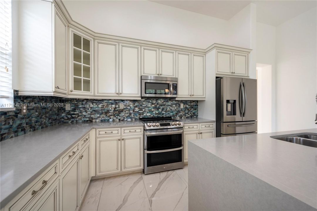 En Venta: $1,200,000 (4 camas, 3 baños, 2320 Pies cuadrados)