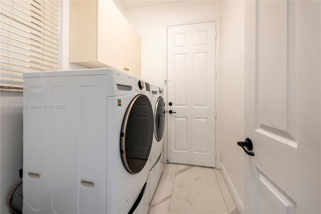 En Venta: $1,200,000 (4 camas, 3 baños, 2320 Pies cuadrados)