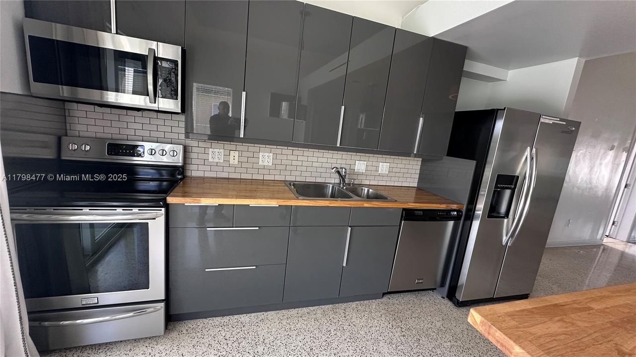 Recently Rented: $5,500 (3 beds, 2 baths, 2054 Square Feet)