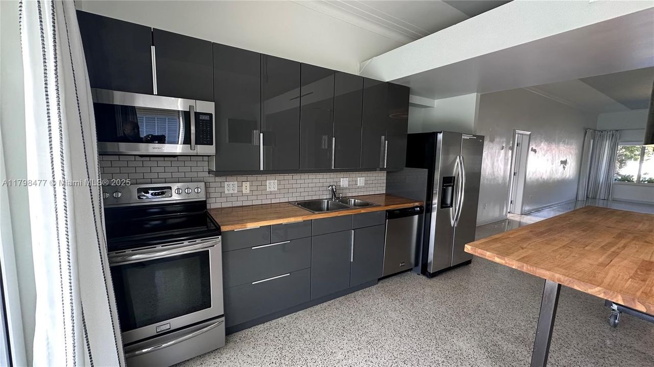 Recently Rented: $5,500 (3 beds, 2 baths, 2054 Square Feet)