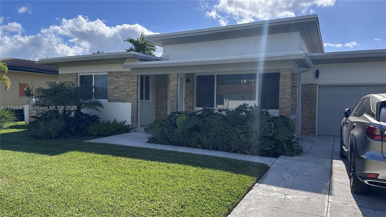 Recently Rented: $5,500 (3 beds, 2 baths, 2054 Square Feet)