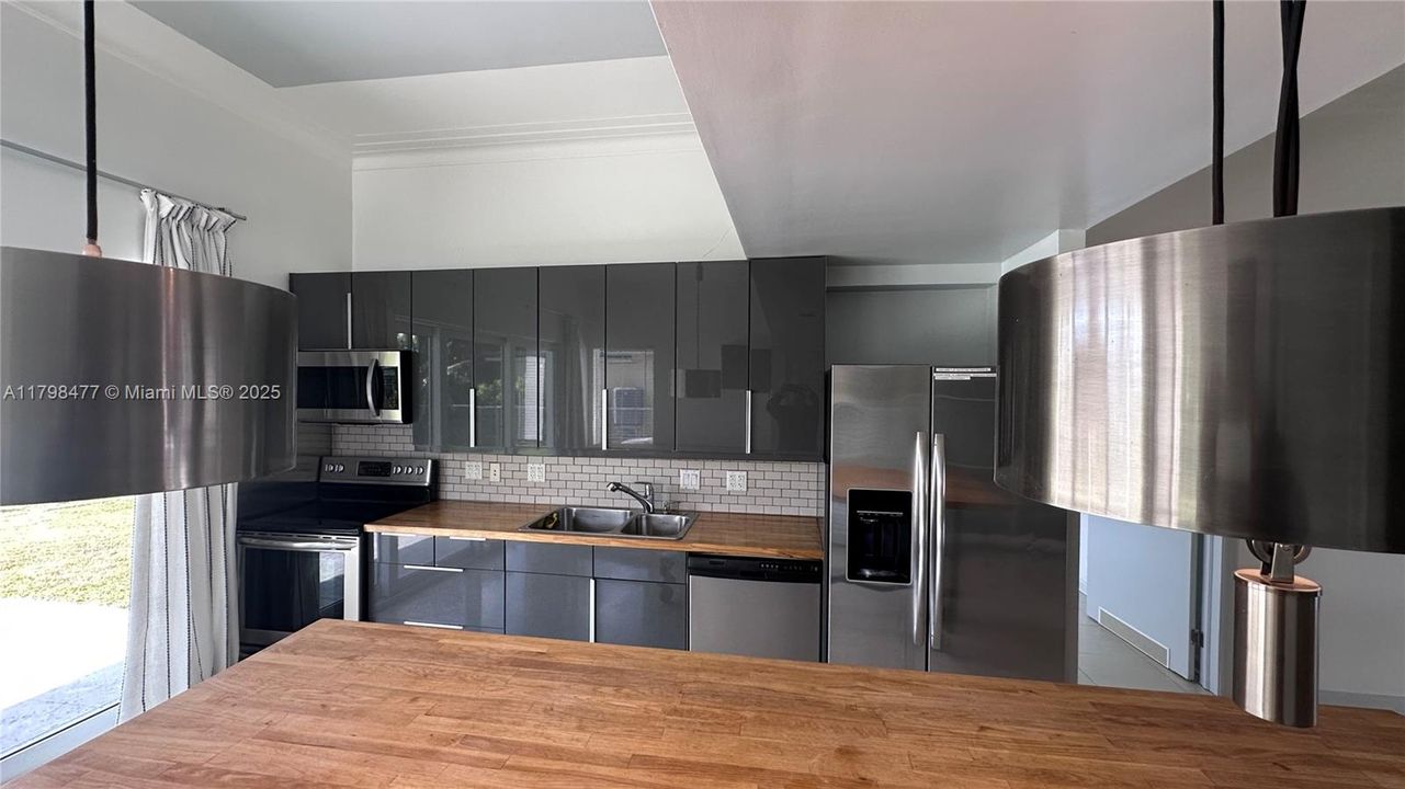 Recently Rented: $5,500 (3 beds, 2 baths, 2054 Square Feet)