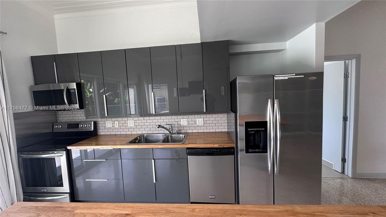 Recently Rented: $5,500 (3 beds, 2 baths, 2054 Square Feet)