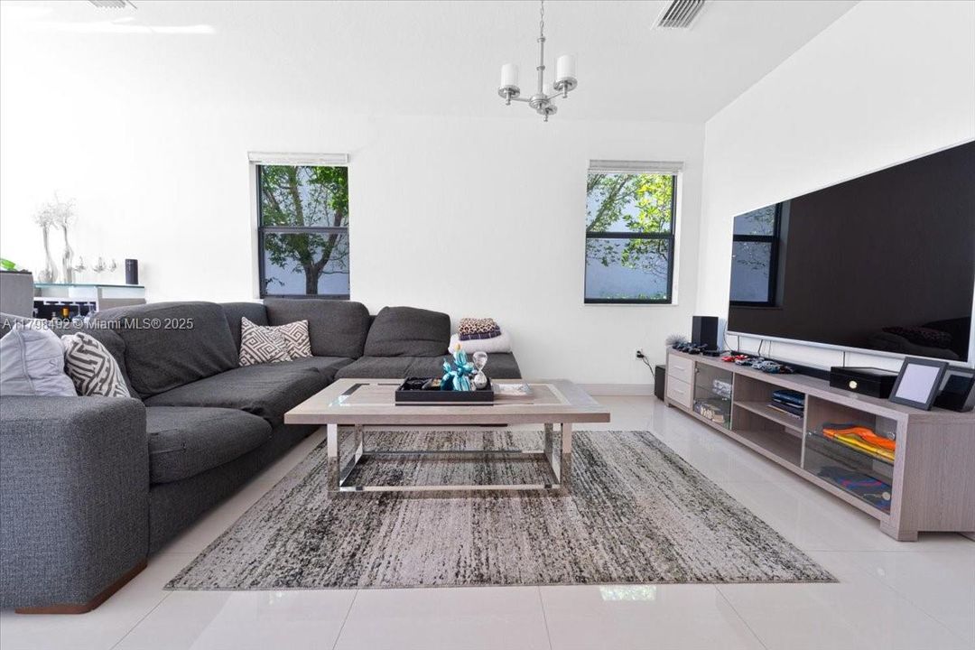 Vendido Recientemente: $448,900 (3 camas, 2 baños, 1829 Pies cuadrados)