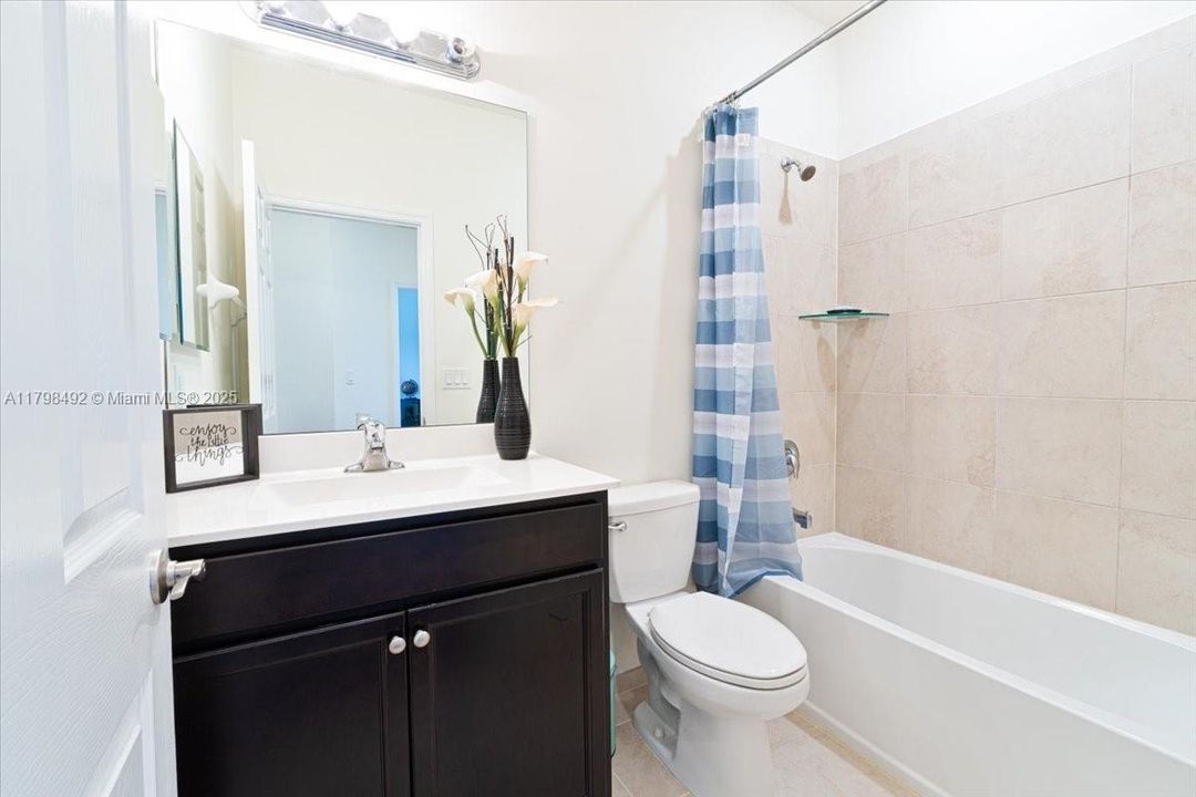 Vendido Recientemente: $448,900 (3 camas, 2 baños, 1829 Pies cuadrados)