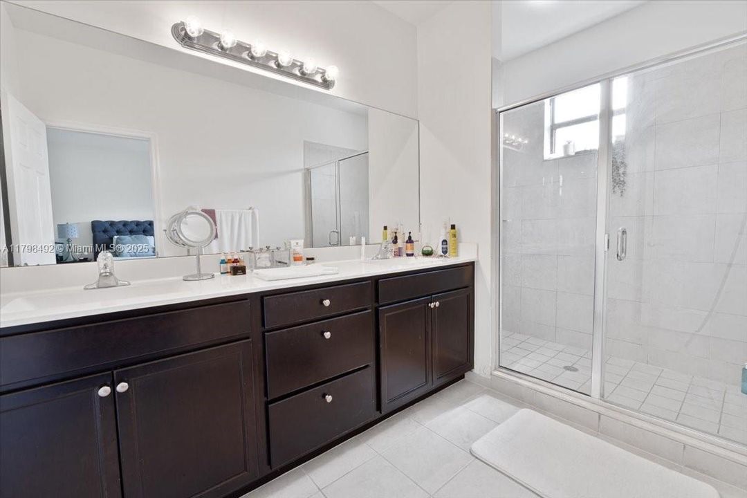 Vendido Recientemente: $448,900 (3 camas, 2 baños, 1829 Pies cuadrados)