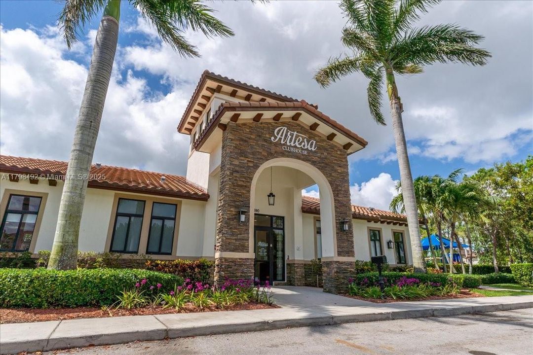 Vendido Recientemente: $448,900 (3 camas, 2 baños, 1829 Pies cuadrados)