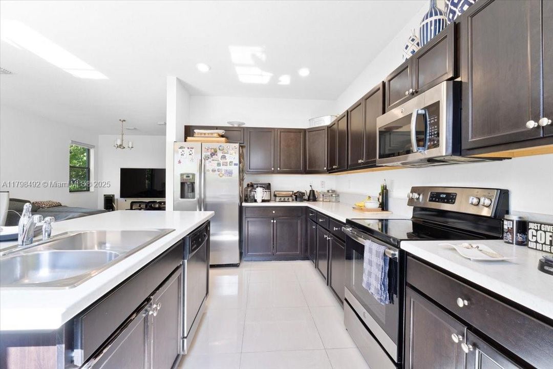 Vendido Recientemente: $448,900 (3 camas, 2 baños, 1829 Pies cuadrados)