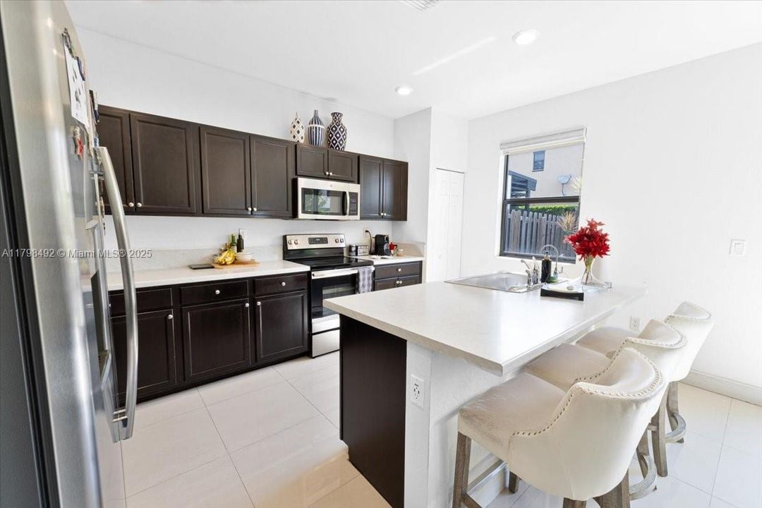 Vendido Recientemente: $448,900 (3 camas, 2 baños, 1829 Pies cuadrados)