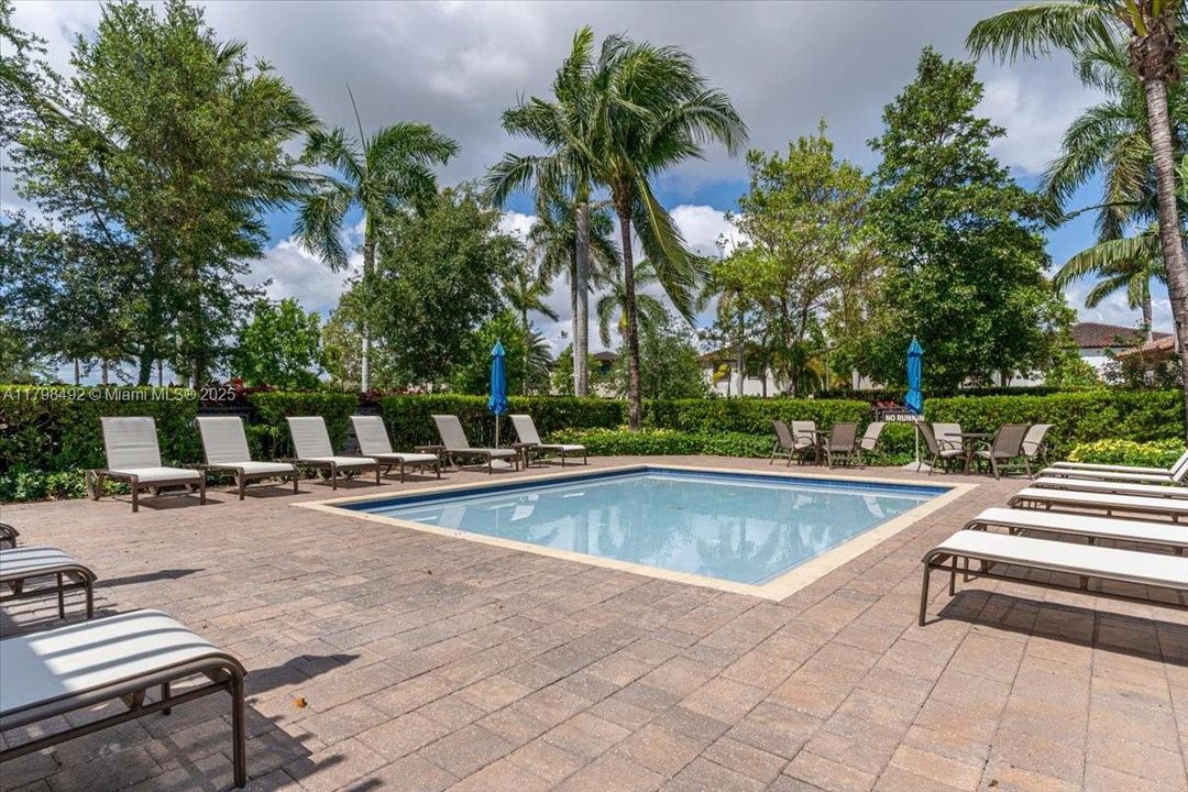 Vendido Recientemente: $448,900 (3 camas, 2 baños, 1829 Pies cuadrados)