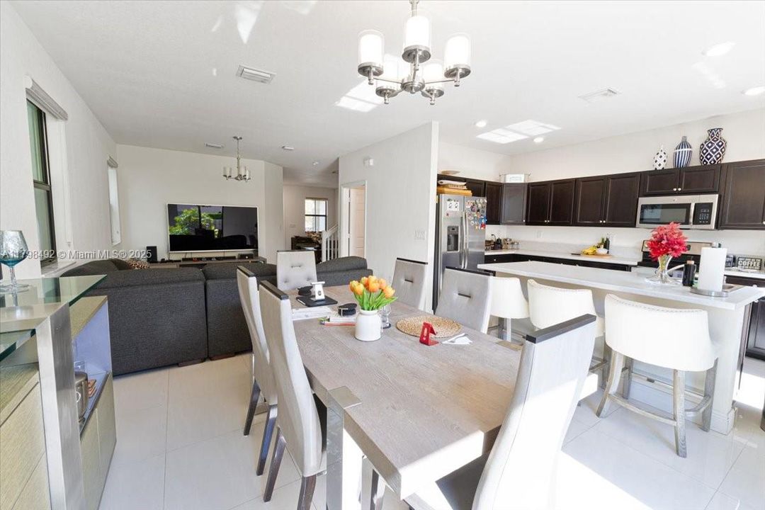 Vendido Recientemente: $448,900 (3 camas, 2 baños, 1829 Pies cuadrados)