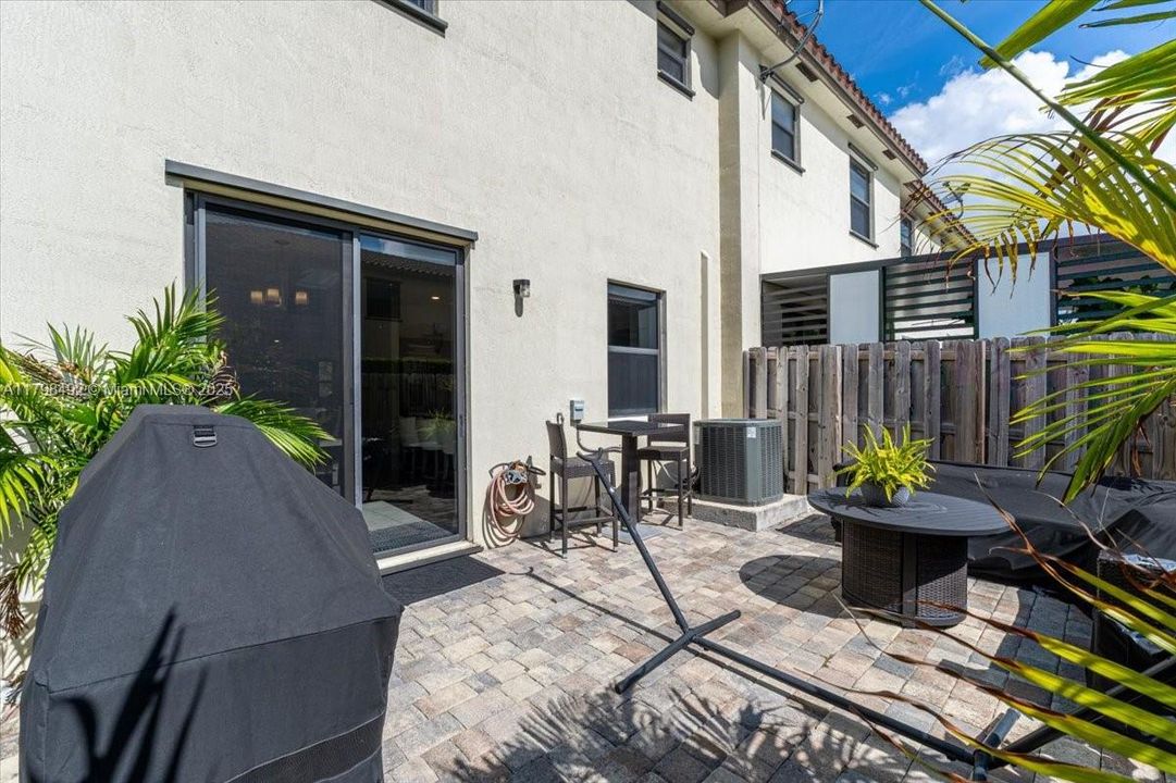 Vendido Recientemente: $448,900 (3 camas, 2 baños, 1829 Pies cuadrados)