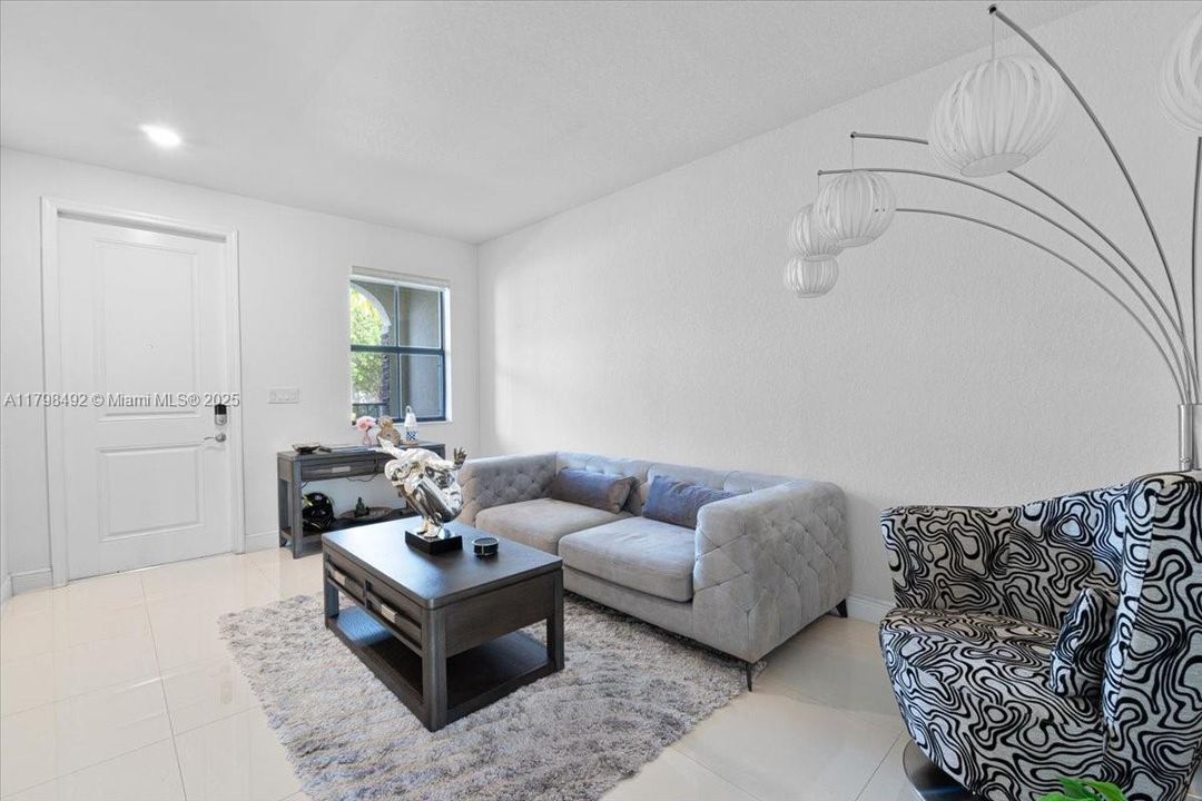 Vendido Recientemente: $448,900 (3 camas, 2 baños, 1829 Pies cuadrados)