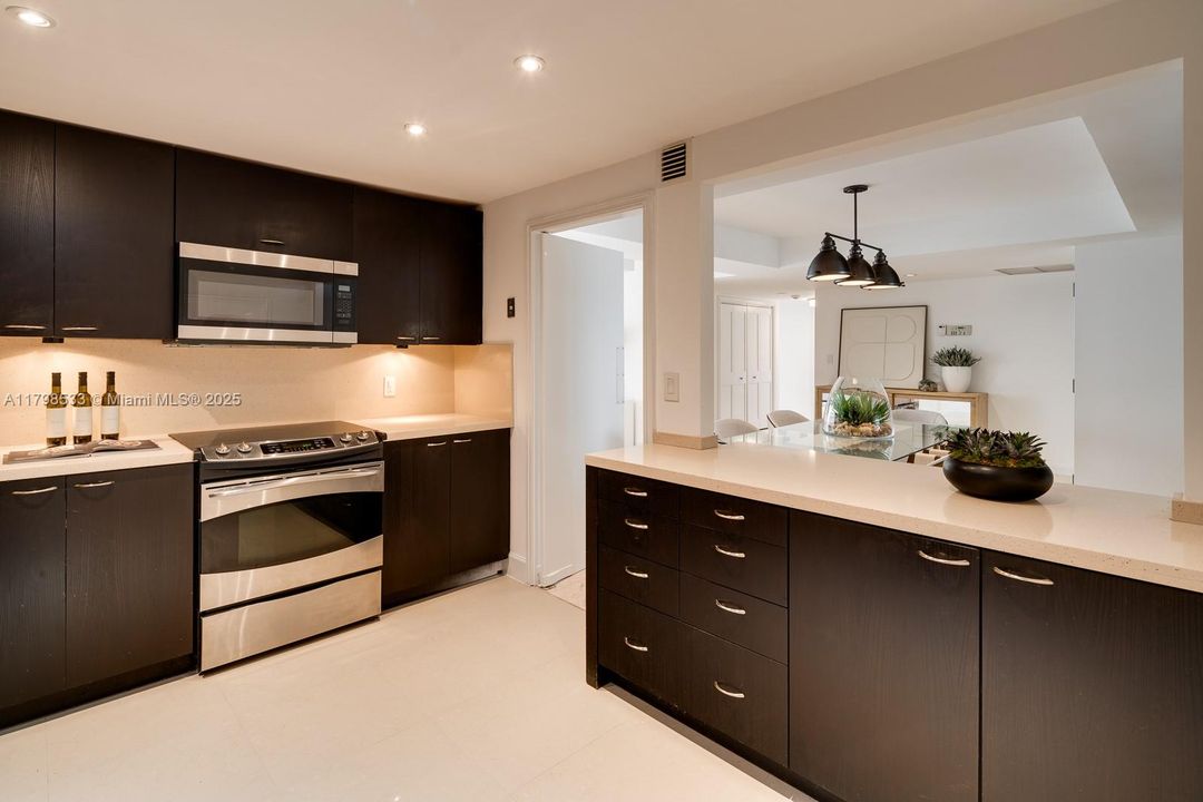 Vendido Recientemente: $1,599,000 (2 camas, 2 baños, 1882 Pies cuadrados)