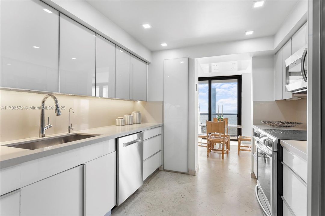 Под контрактом: $1,000,000 (2 спален, 2 ванн, 1901 Квадратных фут)