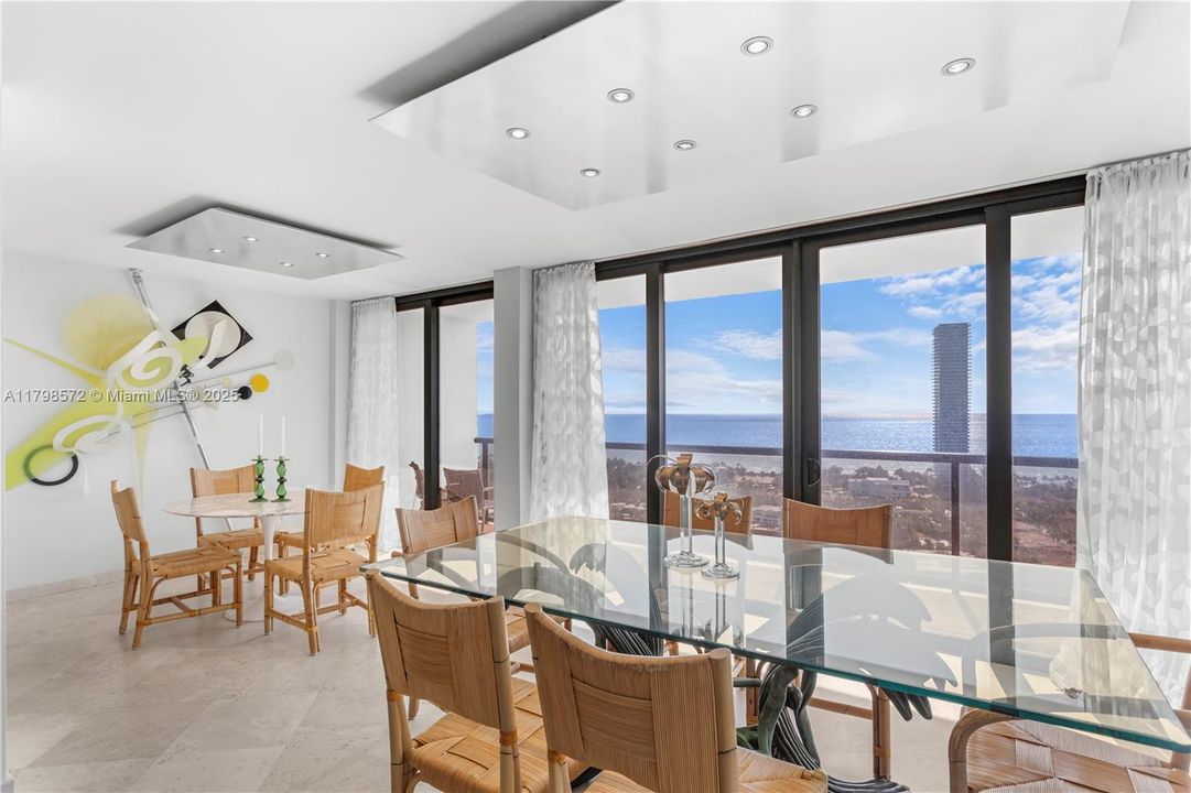 Под контрактом: $1,000,000 (2 спален, 2 ванн, 1901 Квадратных фут)