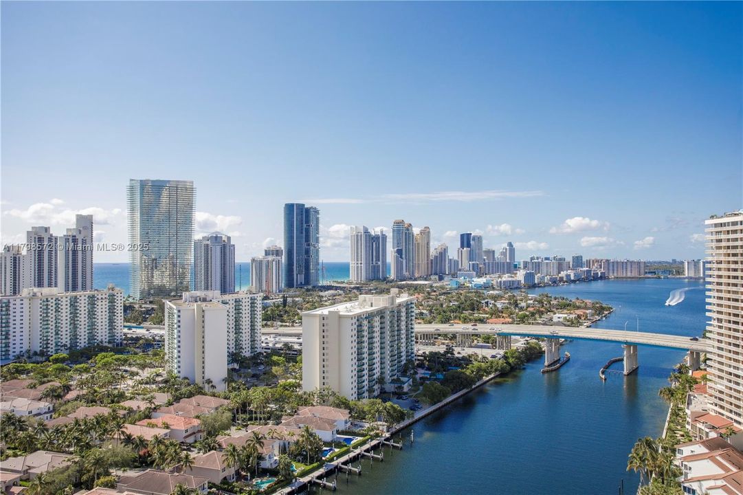 Под контрактом: $1,000,000 (2 спален, 2 ванн, 1901 Квадратных фут)