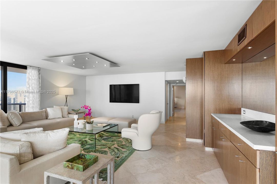 Под контрактом: $1,000,000 (2 спален, 2 ванн, 1901 Квадратных фут)