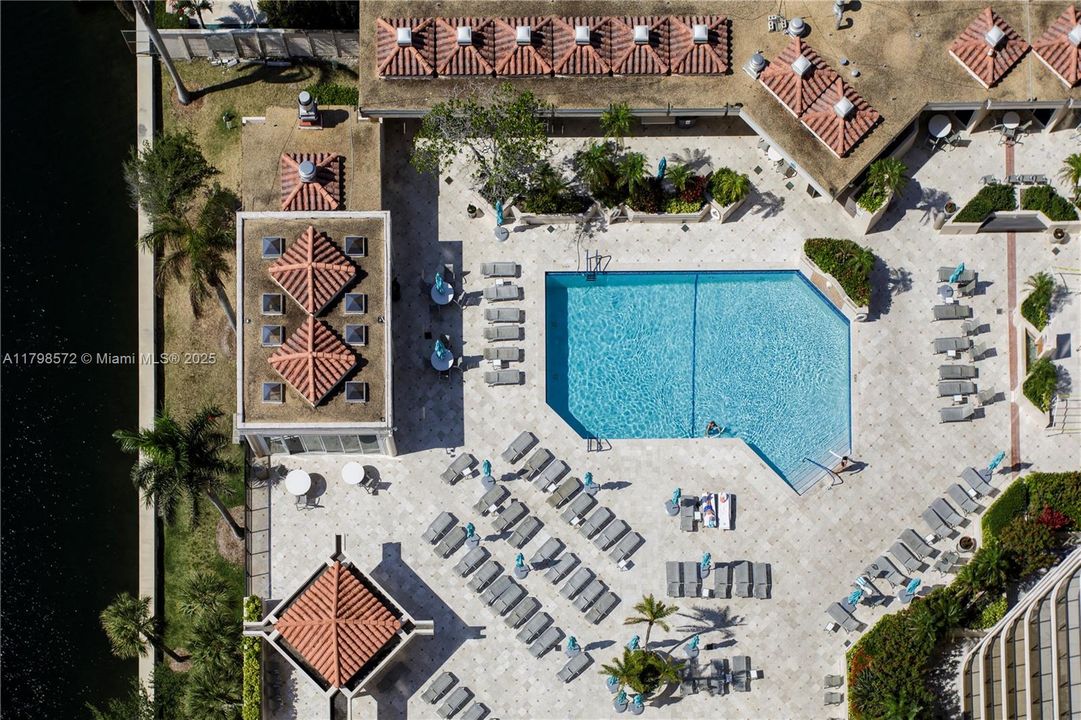 Под контрактом: $1,000,000 (2 спален, 2 ванн, 1901 Квадратных фут)