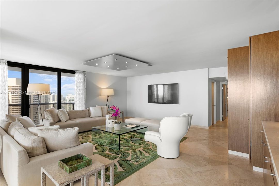 Под контрактом: $1,000,000 (2 спален, 2 ванн, 1901 Квадратных фут)