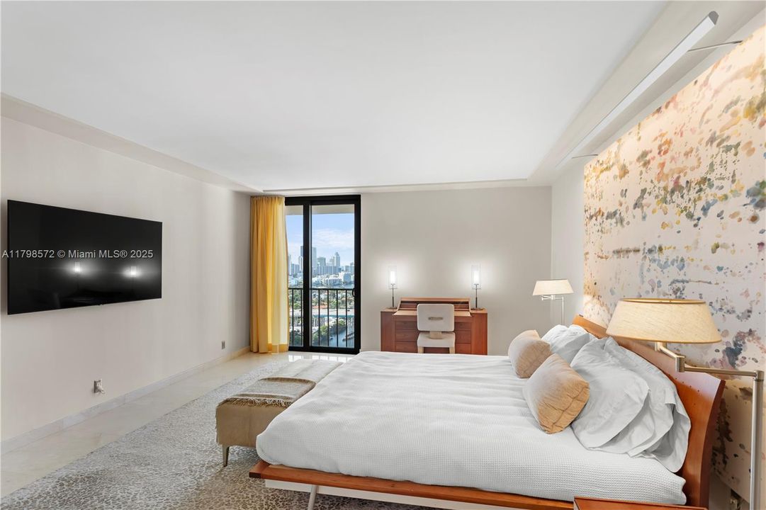 Под контрактом: $1,000,000 (2 спален, 2 ванн, 1901 Квадратных фут)