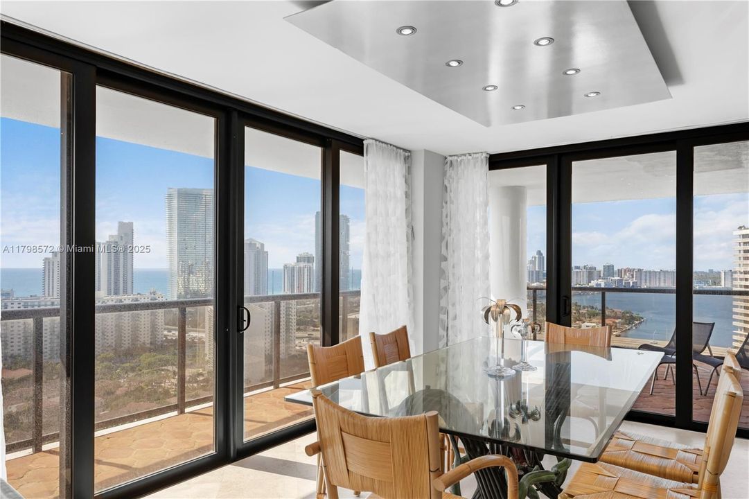 Под контрактом: $1,000,000 (2 спален, 2 ванн, 1901 Квадратных фут)