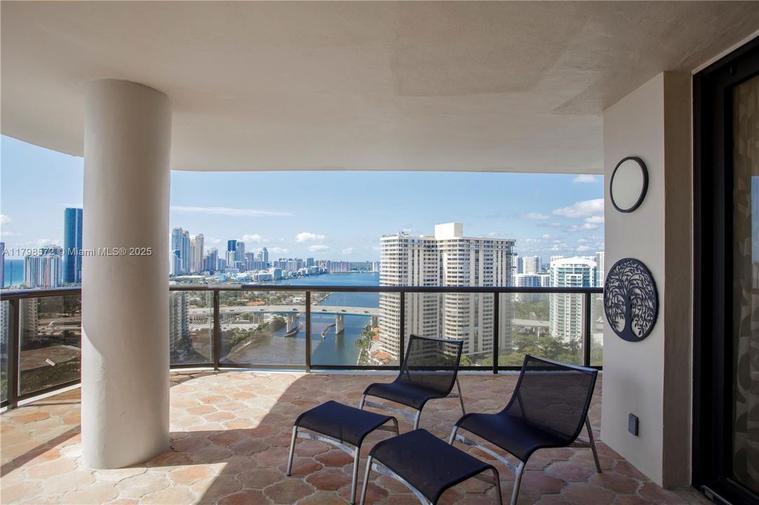 Под контрактом: $1,000,000 (2 спален, 2 ванн, 1901 Квадратных фут)