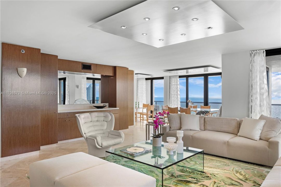 Под контрактом: $1,000,000 (2 спален, 2 ванн, 1901 Квадратных фут)