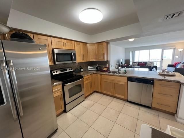 For Sale: $550,000 (1 beds, 1 baths, 1000 Square Feet)