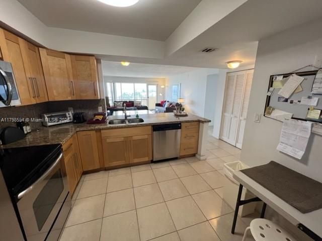 For Sale: $550,000 (1 beds, 1 baths, 1000 Square Feet)