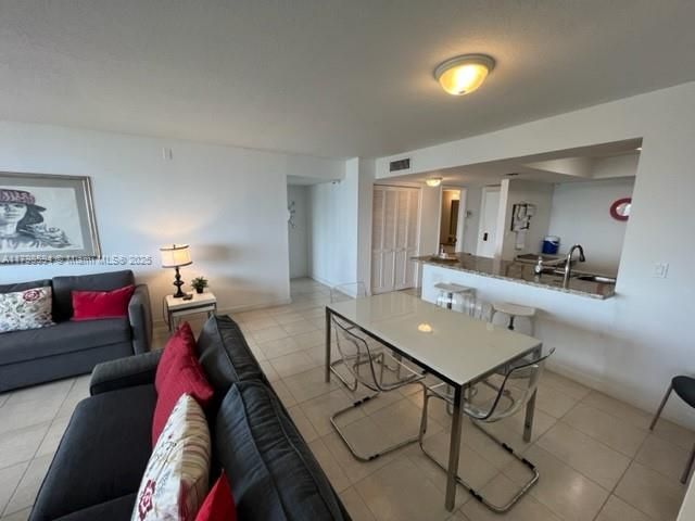 For Sale: $550,000 (1 beds, 1 baths, 1000 Square Feet)