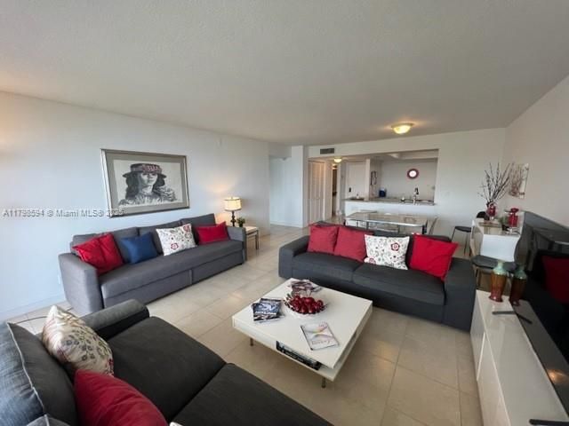 For Sale: $550,000 (1 beds, 1 baths, 1000 Square Feet)