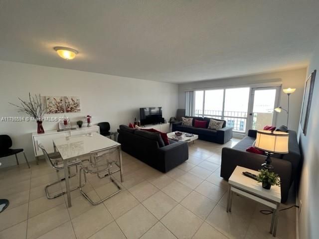 For Sale: $550,000 (1 beds, 1 baths, 1000 Square Feet)