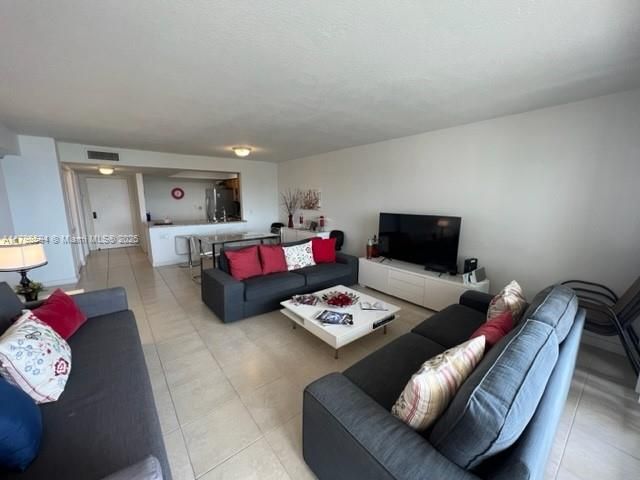 For Sale: $550,000 (1 beds, 1 baths, 1000 Square Feet)