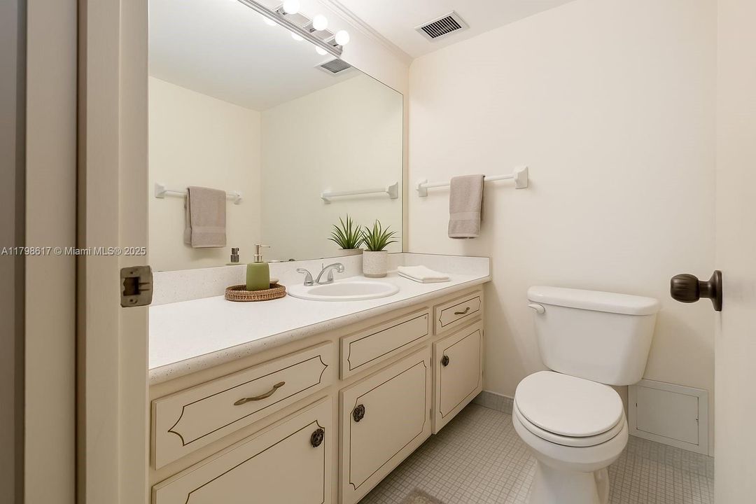 На продажу: $355,000 (1 спален, 1 ванн, 975 Квадратных фут)