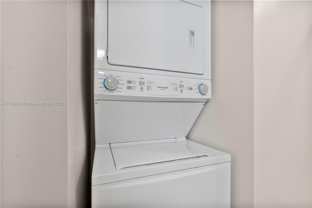 Recently Rented: $1,990 (0 beds, 1 baths, 399 Square Feet)