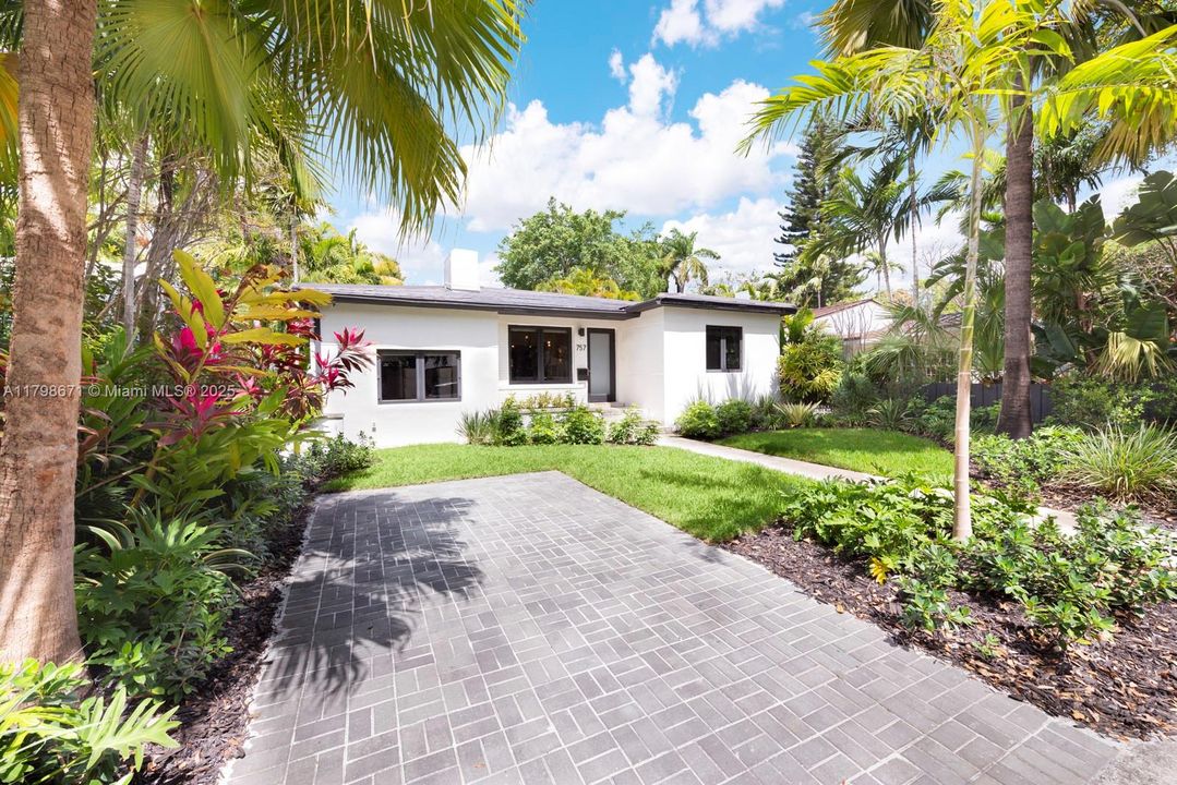 Recientemente alquilado: $7,950 (3 camas, 2 baños, 1579 Pies cuadrados)