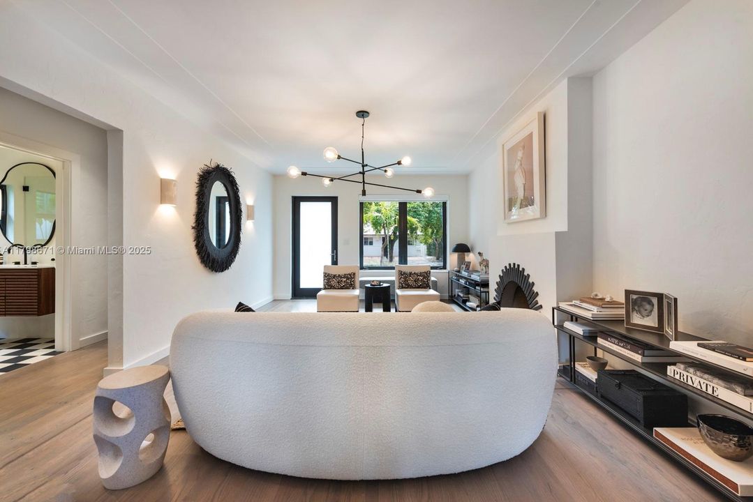 Recientemente alquilado: $7,950 (3 camas, 2 baños, 1579 Pies cuadrados)