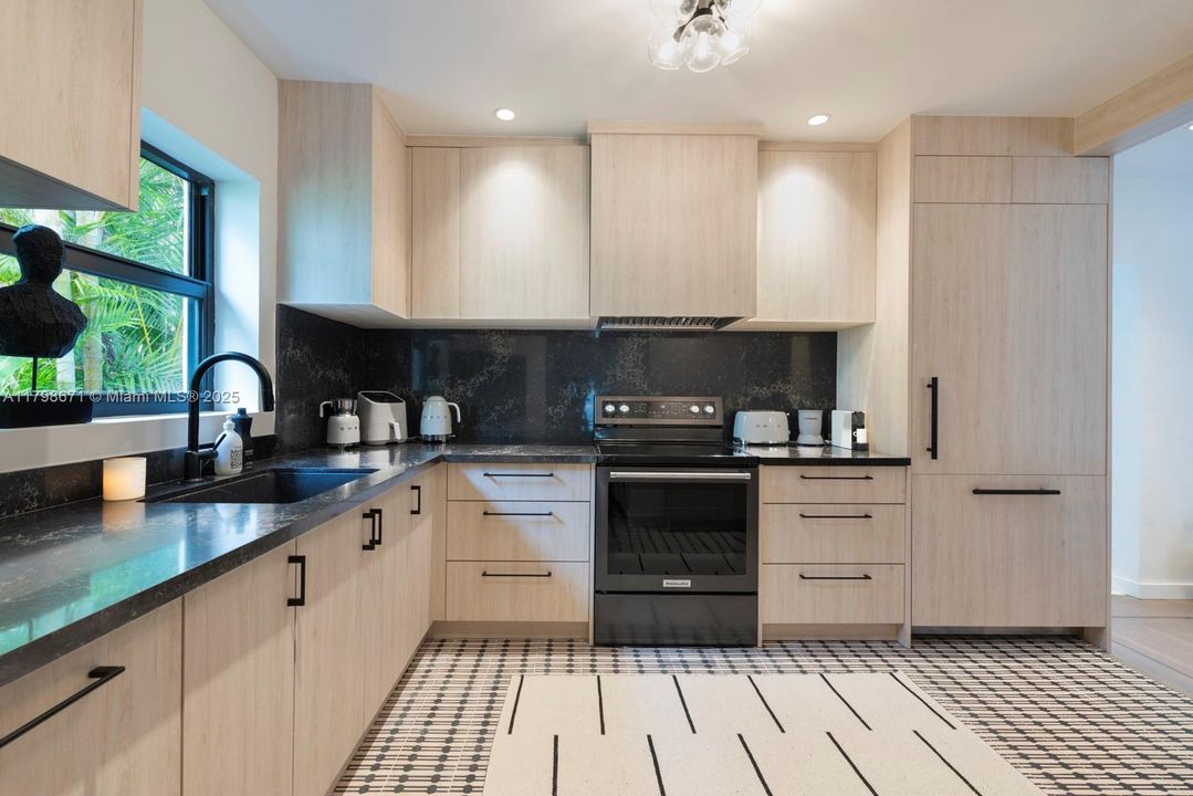 Recientemente alquilado: $7,950 (3 camas, 2 baños, 1579 Pies cuadrados)