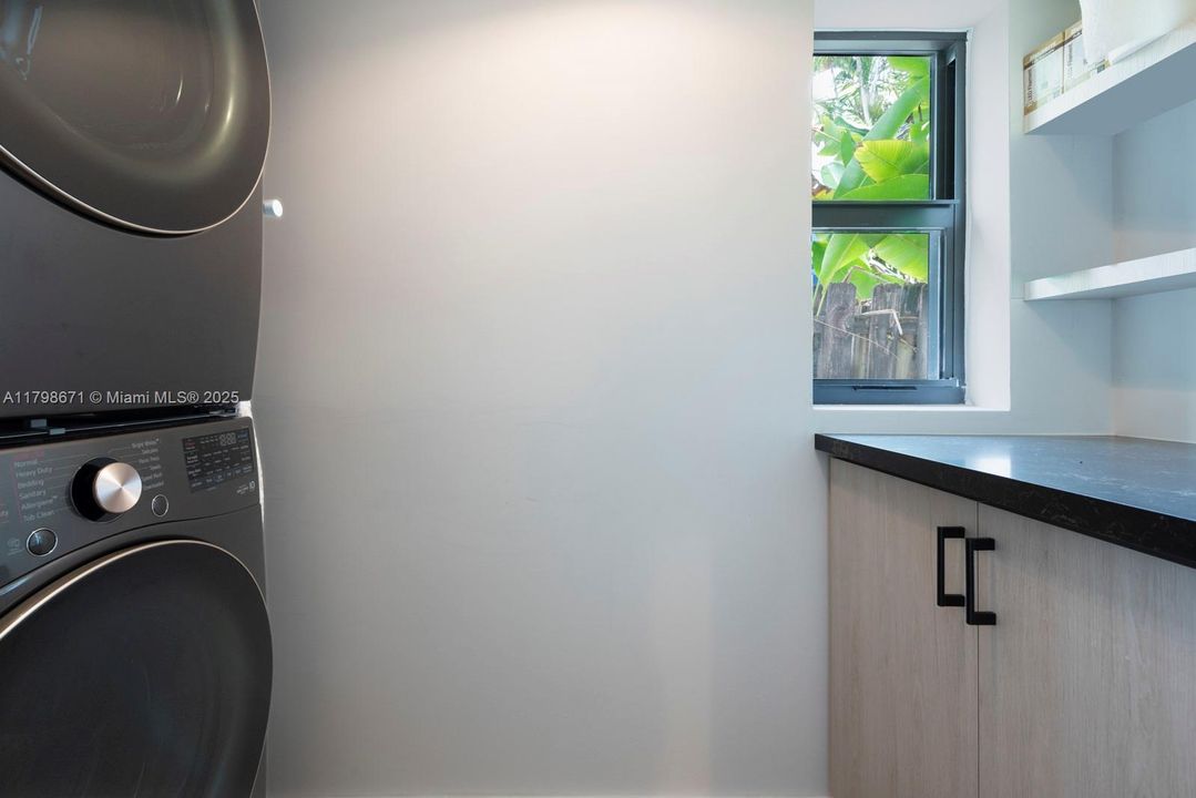 Recientemente alquilado: $7,950 (3 camas, 2 baños, 1579 Pies cuadrados)